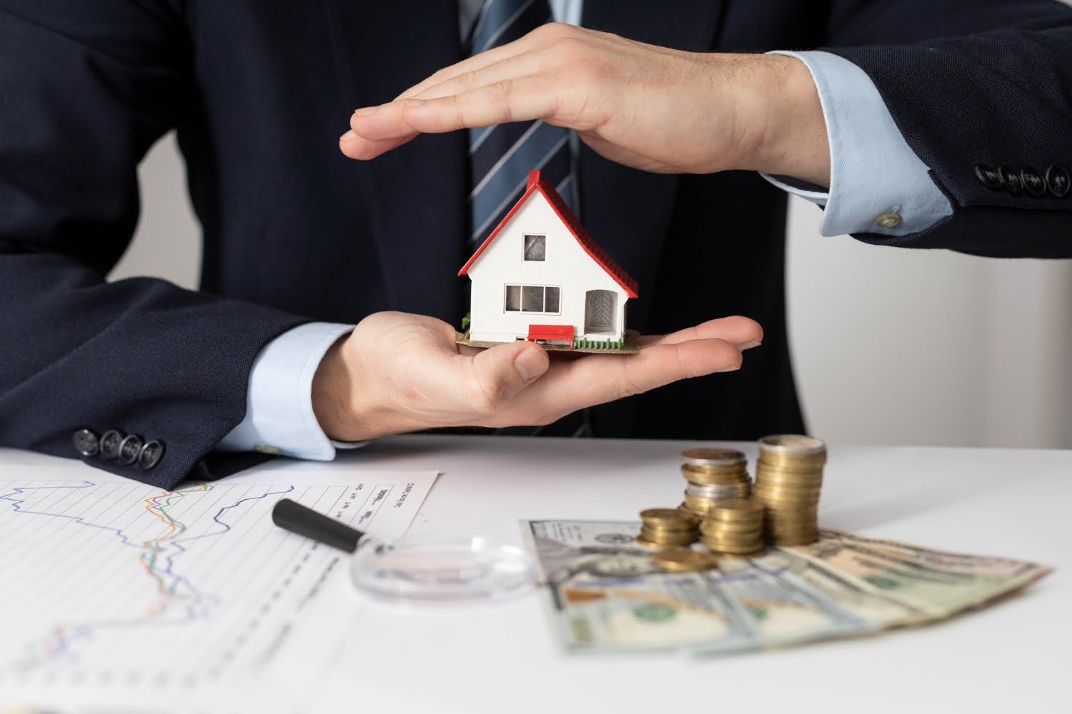 Reviewing a home loan application with a bank representative_brandestate.in